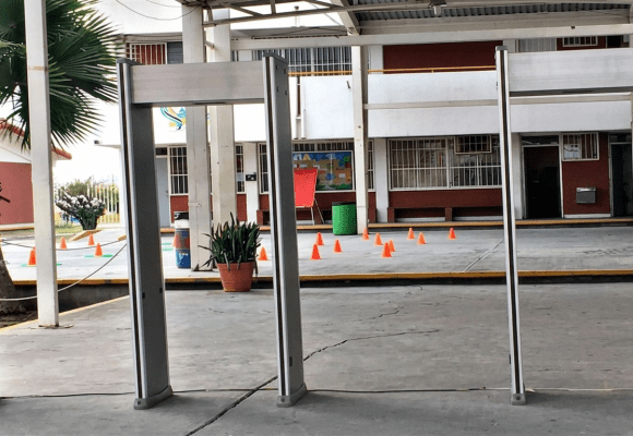 Gobierno de Puebla analiza instalar arcos detectores de metales en escuelas