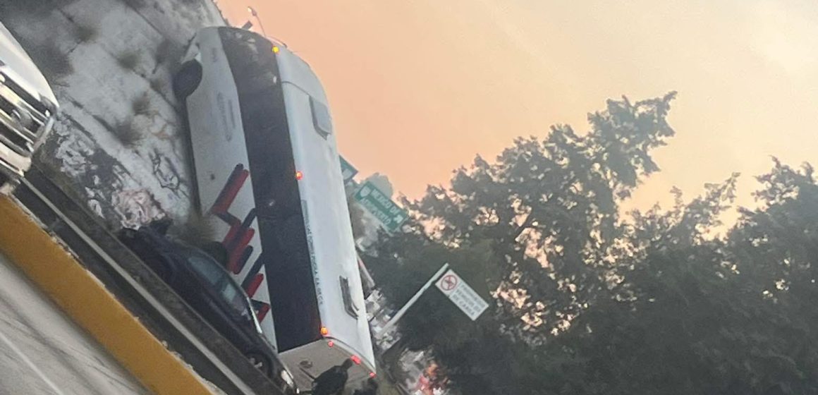 Caos en la autopista México-Puebla: Camión de Suburbanos cae del puente de La María