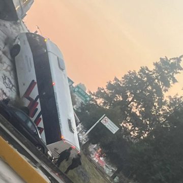 Caos en la autopista México-Puebla: Camión de Suburbanos cae del puente de La María