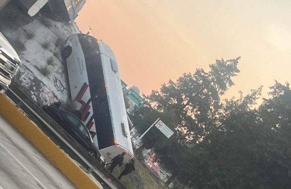 HFoEG-iXIAAagBa Caos en la autopista México-Puebla: Camión de Suburbanos cae del puente de La María