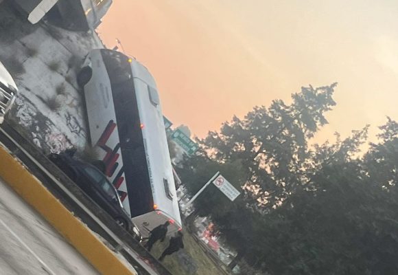 HFoEG-iXIAAagBa Caos en la autopista México-Puebla: Camión de Suburbanos cae del puente de La María