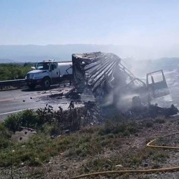 Muere conductor calcinado tras choque de tráileres en Tehuacán