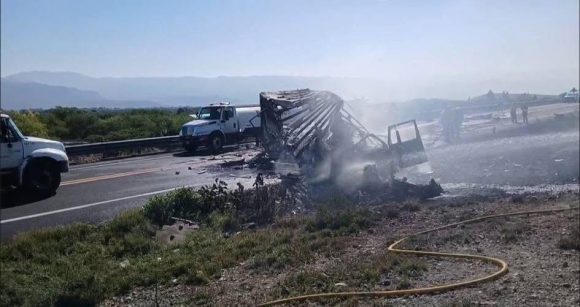 Muere conductor calcinado tras choque de tráileres en Tehuacán