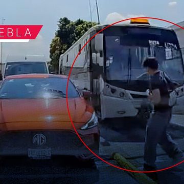 VIDEO: Joven se salva de ser arrollado por unidad de RUTA en el Mercado de Sabores