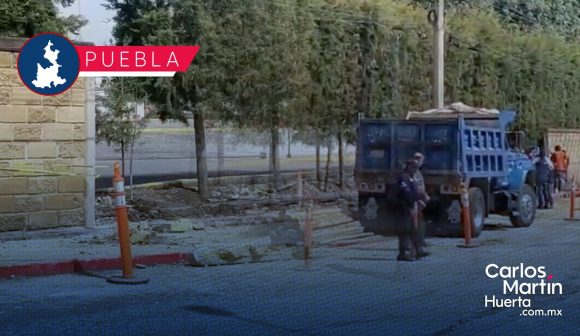 Daños por tormenta en Puebla: Colapsa barda de la Universidad Anáhuac; ya se trabaja en su reparación