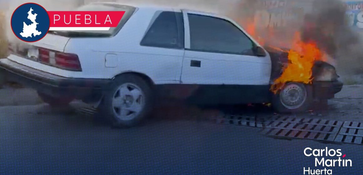 Vehículo se incendia en la intersección de Periférico y Recta a Cholula