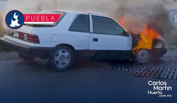 Vehículo se incendia en la intersección de Periférico y Recta a Cholula