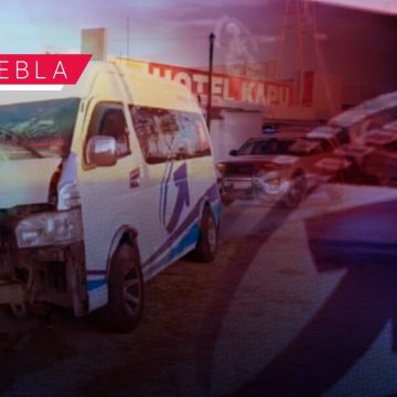 Unidad de la Ruta Flecha Azul se estrella contra luminaria en bulevar Carmen Serdán