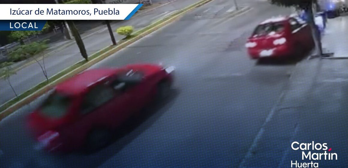 Conductor atropella a dos personas y vuelca en Izúcar de Matamoros