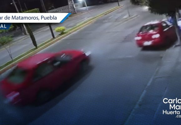 Conductor atropella a dos personas y vuelca en Izúcar de Matamoros