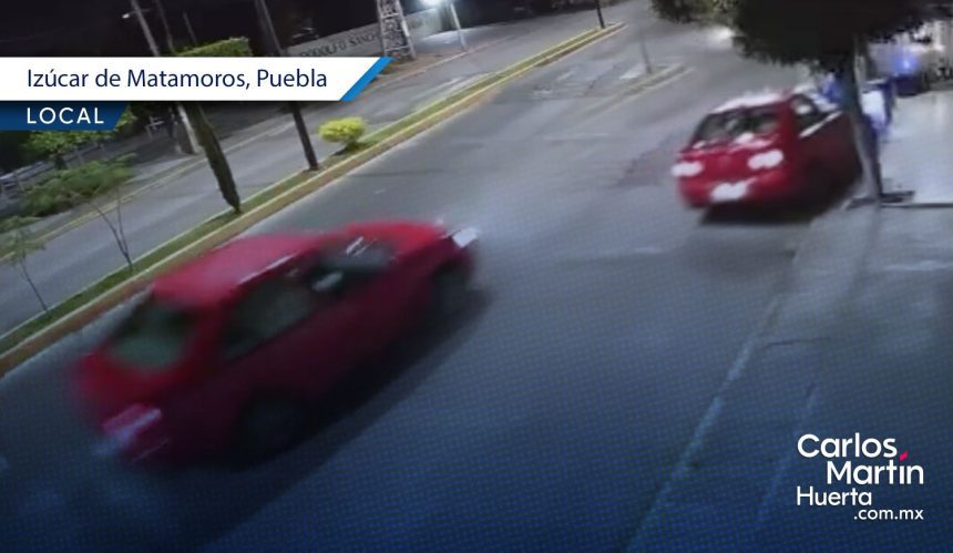 Conductor atropella a dos personas y vuelca en Izúcar de Matamoros