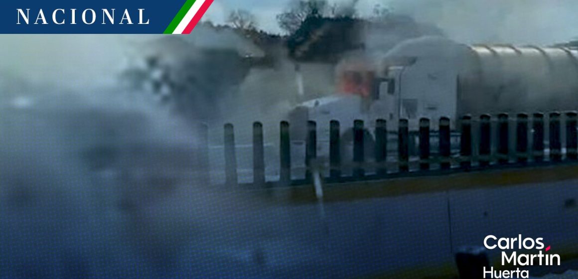 Volcadura de pipa e incendio provoca cierre en ambos sentidos de la autopista México-Puebla