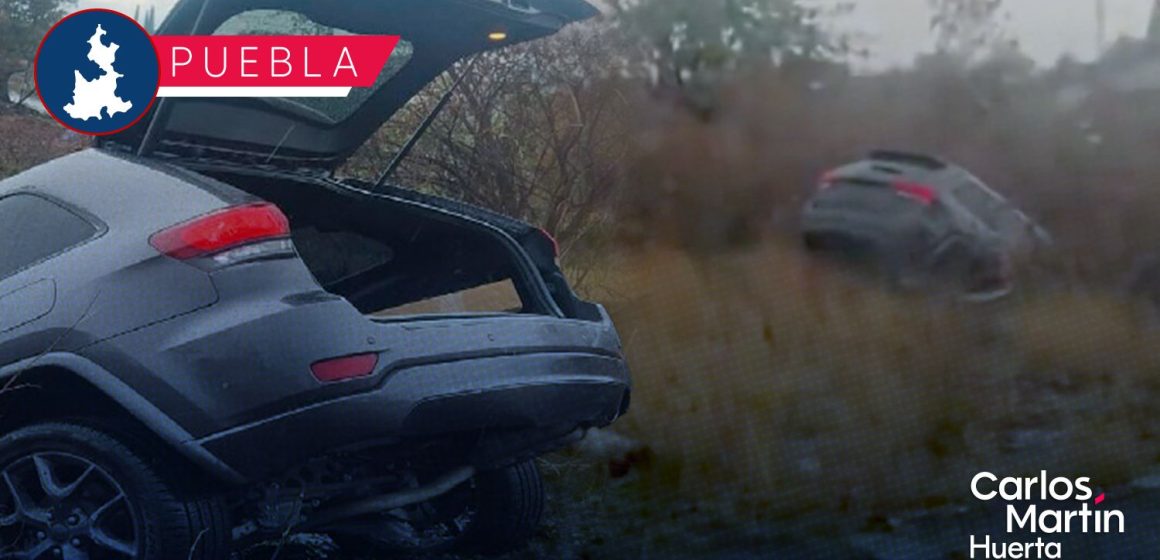 Camioneta termina en desagüe pluvial en la Vía Atlixcáyotl