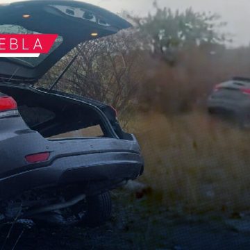 Camioneta termina en desagüe pluvial en la Vía Atlixcáyotl