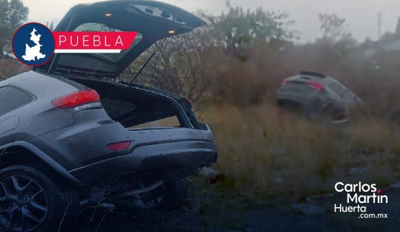 Camioneta termina en desagüe pluvial en la Vía Atlixcáyotl