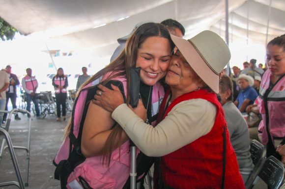 Entrega Shamy Spezia 90 apoyos ortopédicos y auditivos en Huejotzingo