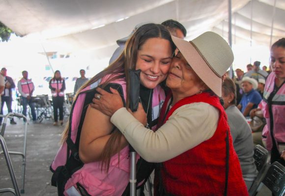 Entrega Shamy Spezia 90 apoyos ortopédicos y auditivos en Huejotzingo