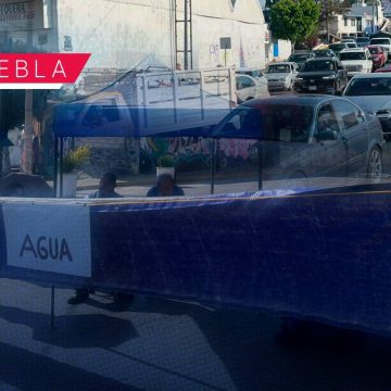 Ante la falta de agua, vecinos bloquean el bulevar Esteban de Antuñano