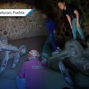Vehículo cae al fondo del río Atoyac en Texmelucan; así quedó la unidad