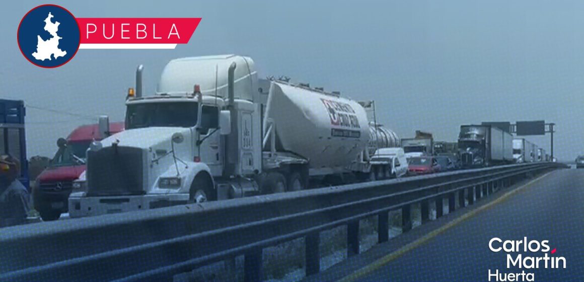 Bloqueo de Antorcha Campesina y concesionarios de la Ruta 100 colapsan la autopista Puebla-Orizaba