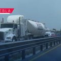 Bloqueo de Antorcha Campesina y concesionarios de la Ruta 100 colapsan la autopista Puebla-Orizaba