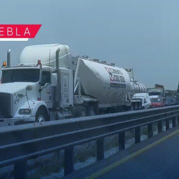 Bloqueo de Antorcha Campesina y concesionarios de la Ruta 100 colapsan la autopista Puebla-Orizaba