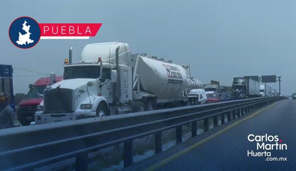 Bloqueo de Antorcha Campesina y concesionarios de la Ruta 100 colapsan la autopista Puebla-Orizaba