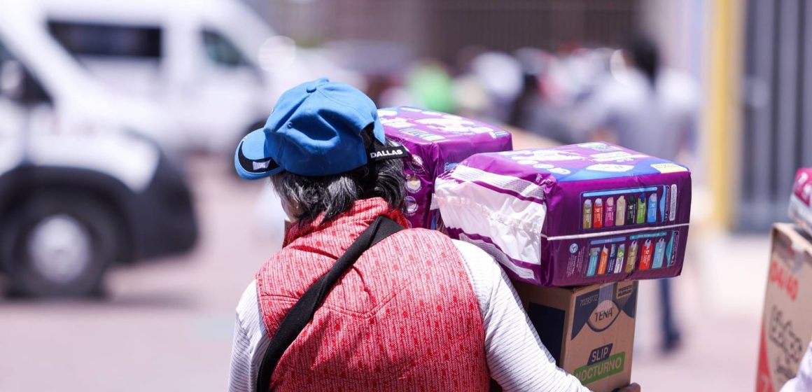 Lupita Cuautle entrega insumos médicos y de higiene con el programa “Cambiando Vidas”