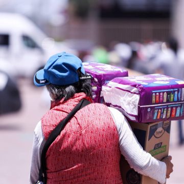 Lupita Cuautle entrega insumos médicos y de higiene con el programa “Cambiando Vidas”