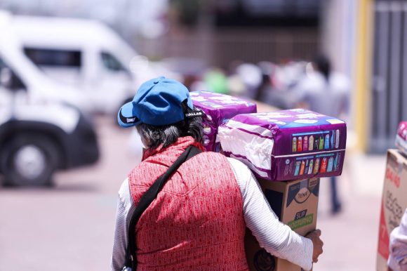 Lupita Cuautle entrega insumos médicos y de higiene con el programa “Cambiando Vidas”