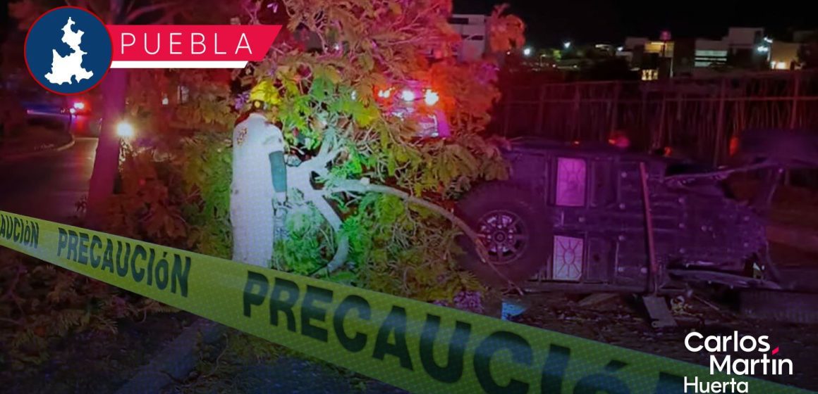 Joven estrella su vehículo y abandona a su copiloto herido en Lomas de Angelópolis