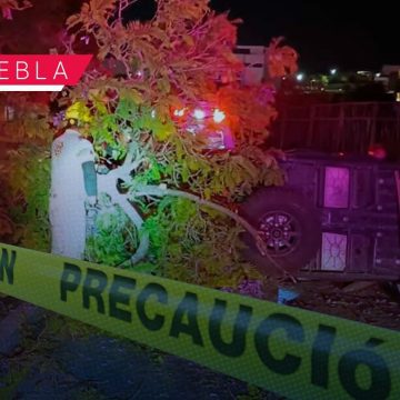 Joven estrella su vehículo y abandona a su copiloto herido en Lomas de Angelópolis