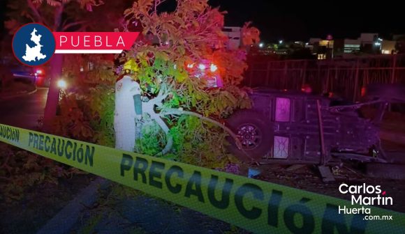 Joven estrella su vehículo y abandona a su copiloto herido en Lomas de Angelópolis