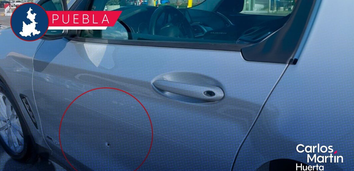 Vehículo recibe impacto de una bala perdida en la Vía Atlixcáyotl