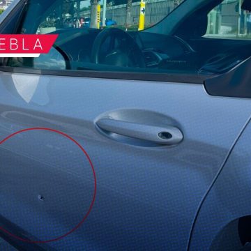 Vehículo recibe impacto de una bala perdida en la Vía Atlixcáyotl
