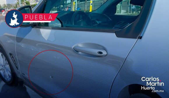 Vehículo recibe impacto de una bala perdida en la Vía Atlixcáyotl