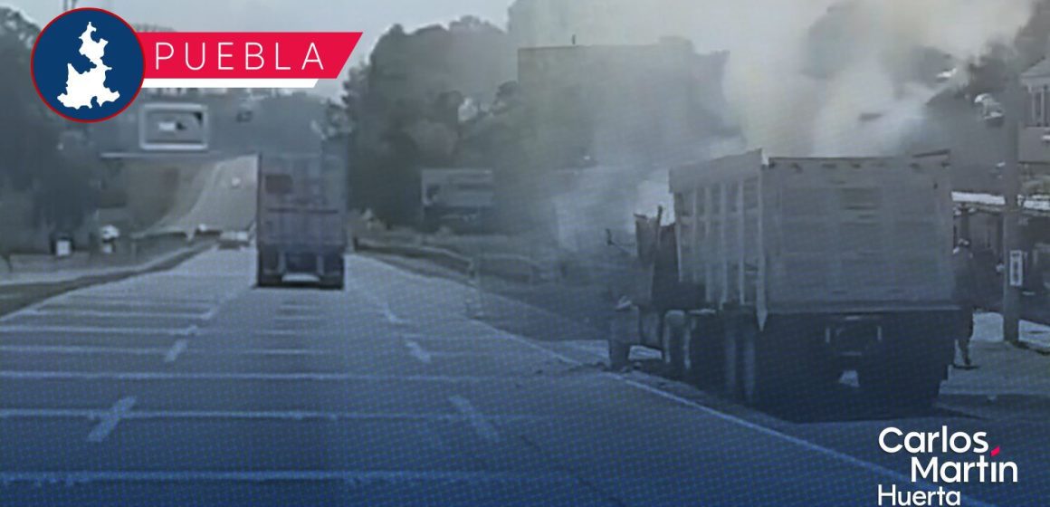 Disparos y quema de tractocamión generan pánico en la autopista México-Puebla