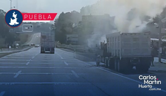 Disparos y quema de tractocamión generan pánico en la autopista México-Puebla