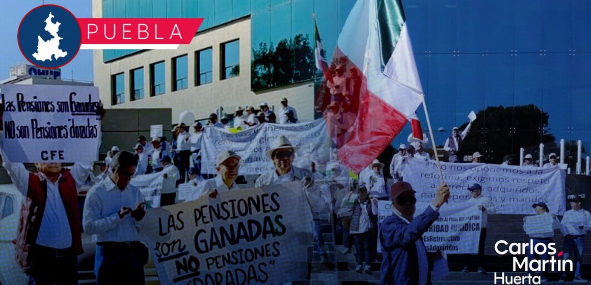 Jubilados de CFE se manifiestan en las instalaciones de la 25 Poniente para defender sus pensiones