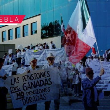 Jubilados de CFE se manifiestan en las instalaciones de la 25 Poniente para defender sus pensiones