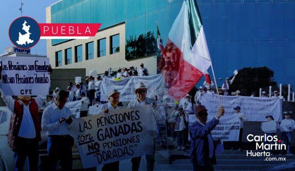 Jubilados de CFE se manifiestan en las instalaciones de la 25 Poniente para defender sus pensiones