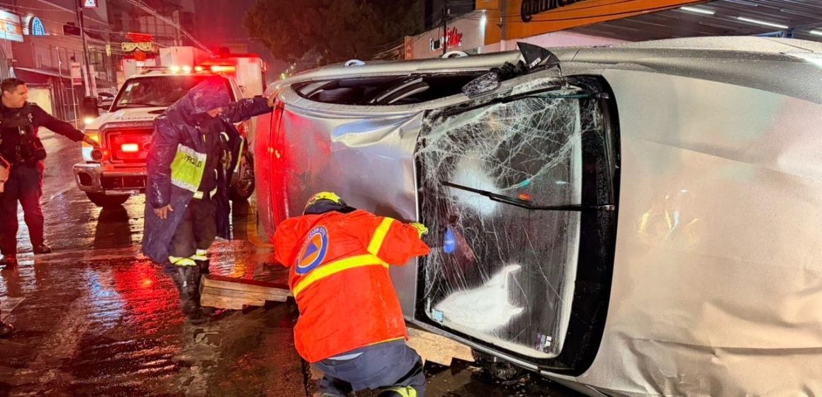 accidente2-1 Lluvia en Puebla provoca accidente vial, colapso de barda y movilización de cuerpos de emergencia