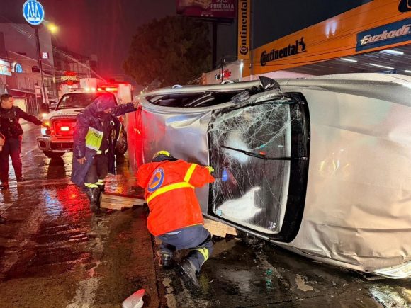 Lluvia en Puebla provoca accidente vial, colapso de barda y movilización de cuerpos de emergencia