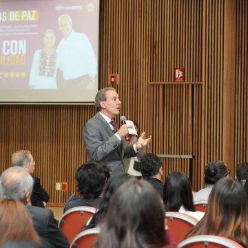Pepe Chedraui participa en coloquio de la UNAM y expone estrategias de gobernanza municipal