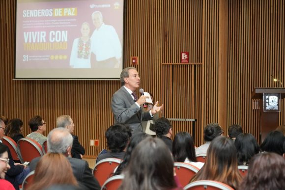 Pepe Chedraui participa en coloquio de la UNAM y expone estrategias de gobernanza municipal