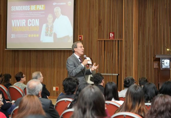 Pepe Chedraui participa en coloquio de la UNAM y expone estrategias de gobernanza municipal