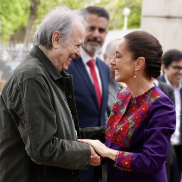 Joan Manuel Serrat reconoce a Claudia Sheinbaum durante su visita a Barcelona