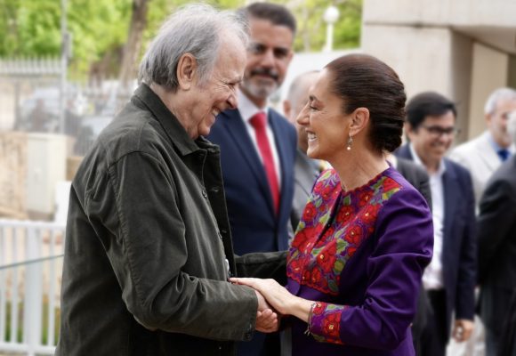 Joan Manuel Serrat reconoce a Claudia Sheinbaum durante su visita a Barcelona