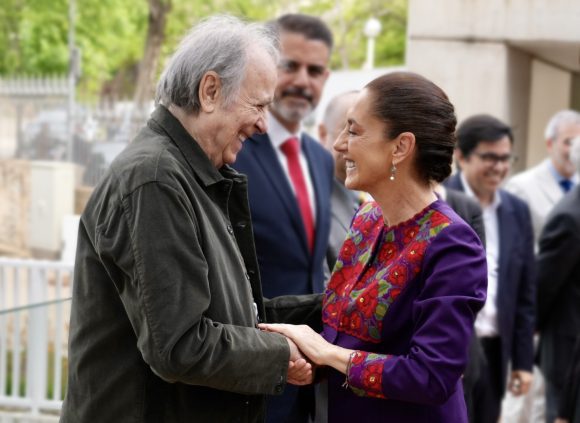 Joan Manuel Serrat reconoce a Claudia Sheinbaum durante su visita a Barcelona