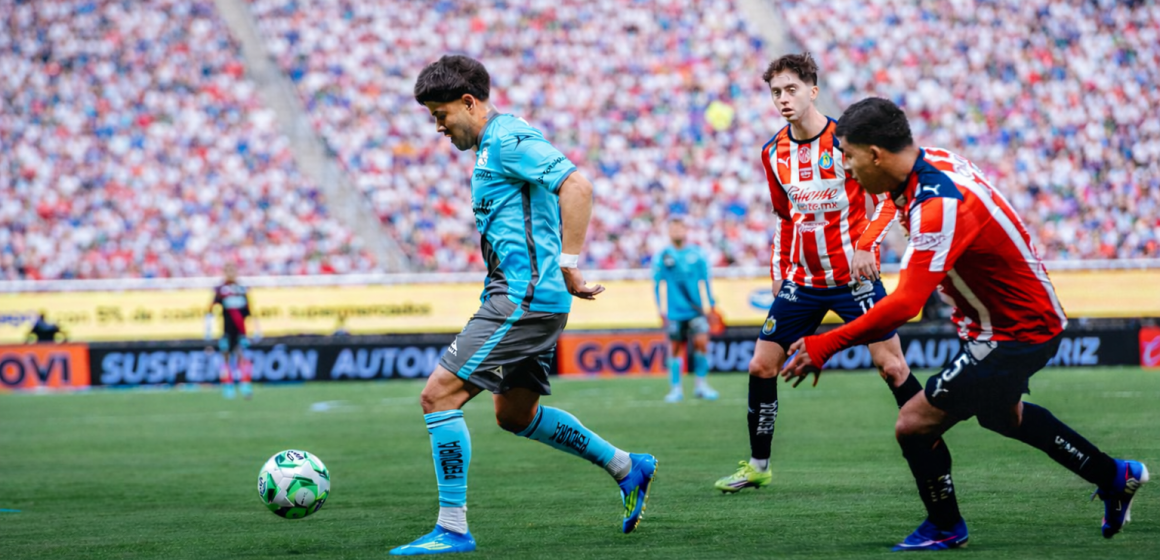 Guadalajara golea 5-0 a Puebla en el Estadio Akron